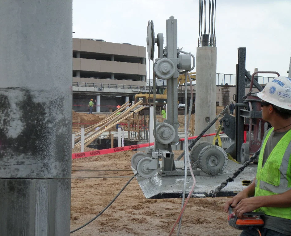 Hydraulic wire saw cutting concrete pier foundations (9)